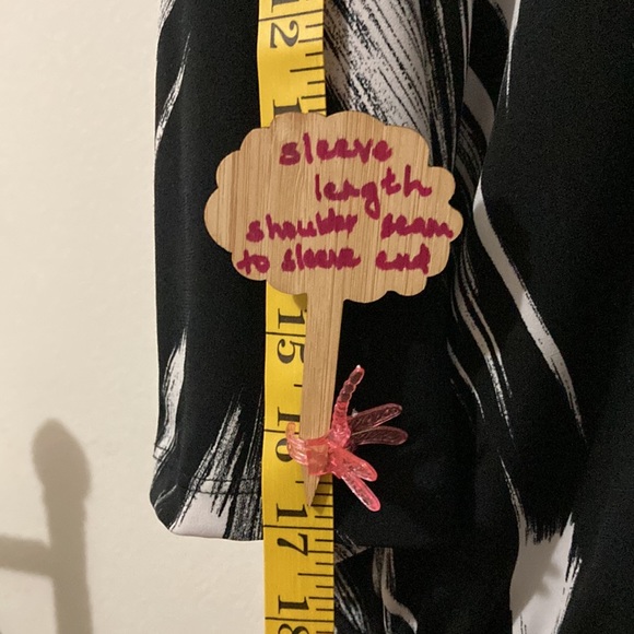 I.N. STUDIO Petite Size XL black & white 3/4 sleeves blouse. Made in USA. - Picture 4 of 9